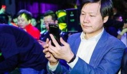 雷军手拿手机爆料视频